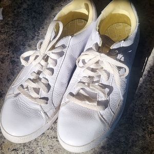 Puma white leather sneaks